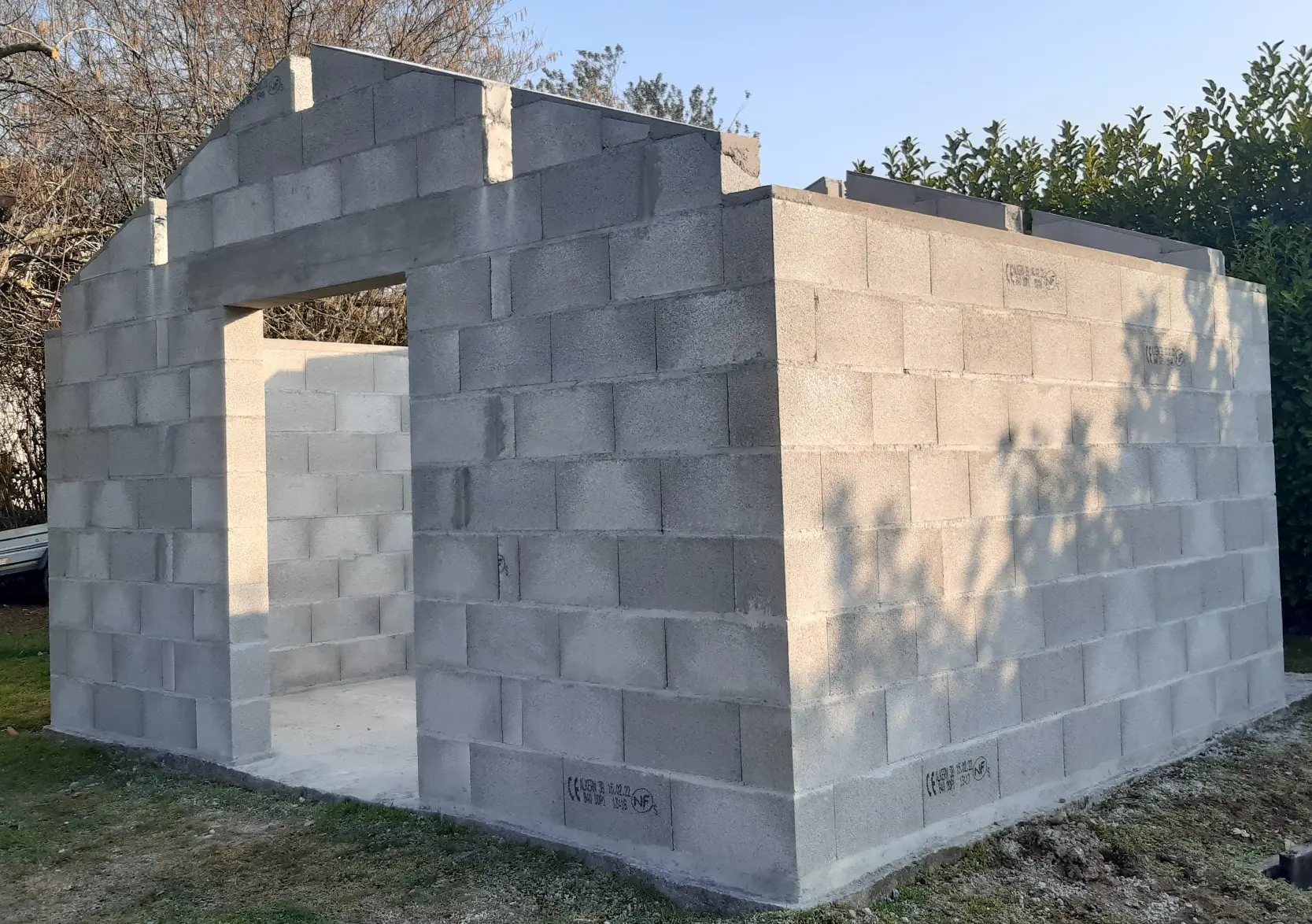 Réalisation maçonnerie cabanon de jardin et dalle béton